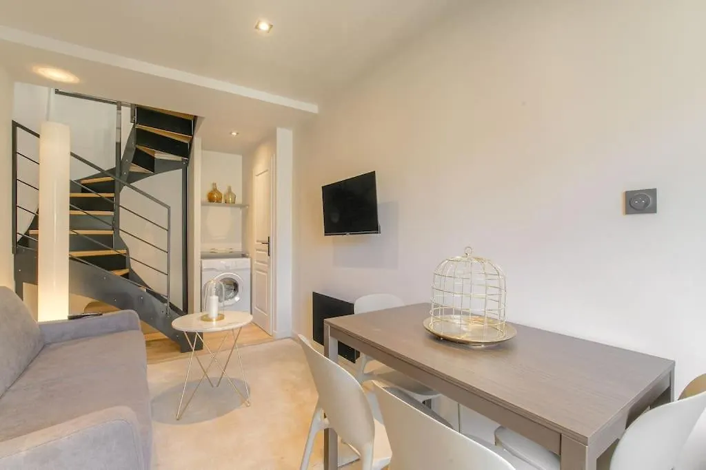 Studio Moderne Et Equipe En Duplex, Villeurbanne France