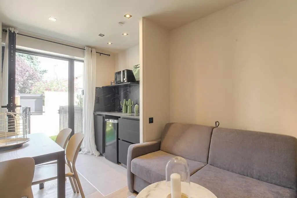 Studio Moderne Et Equipe En Duplex, Villeurbanne 0*,  France