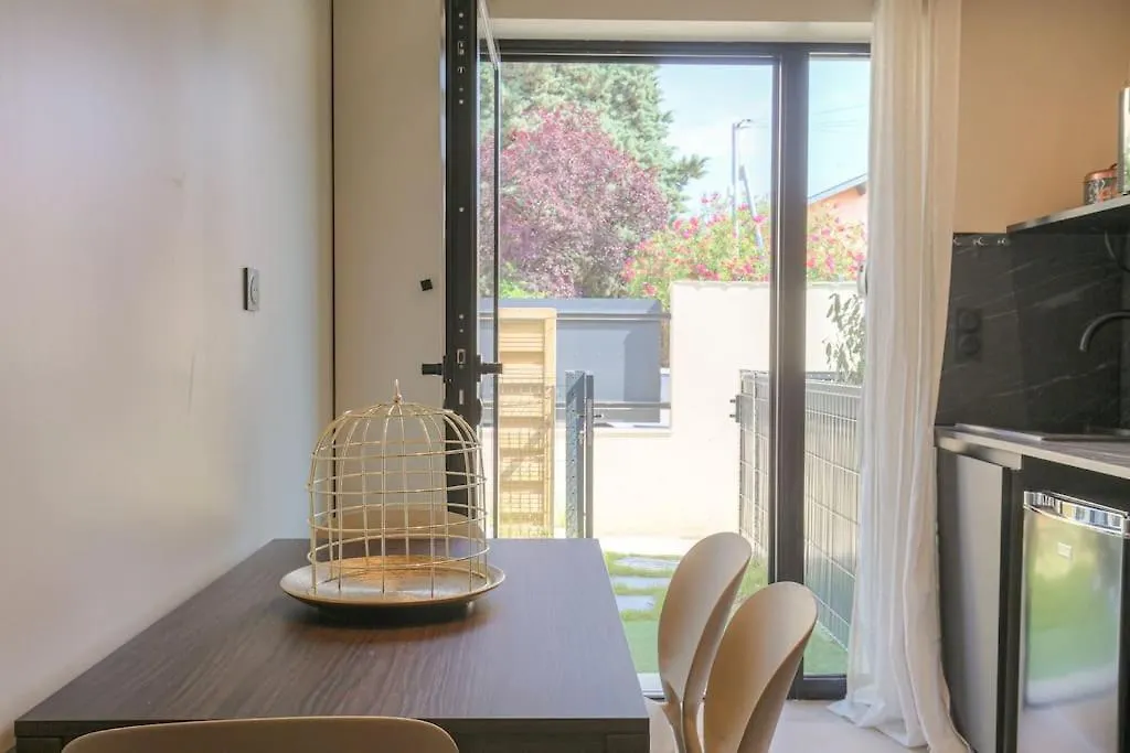 Studio Moderne Et Equipe En Duplex, Villeurbanne Apartment
