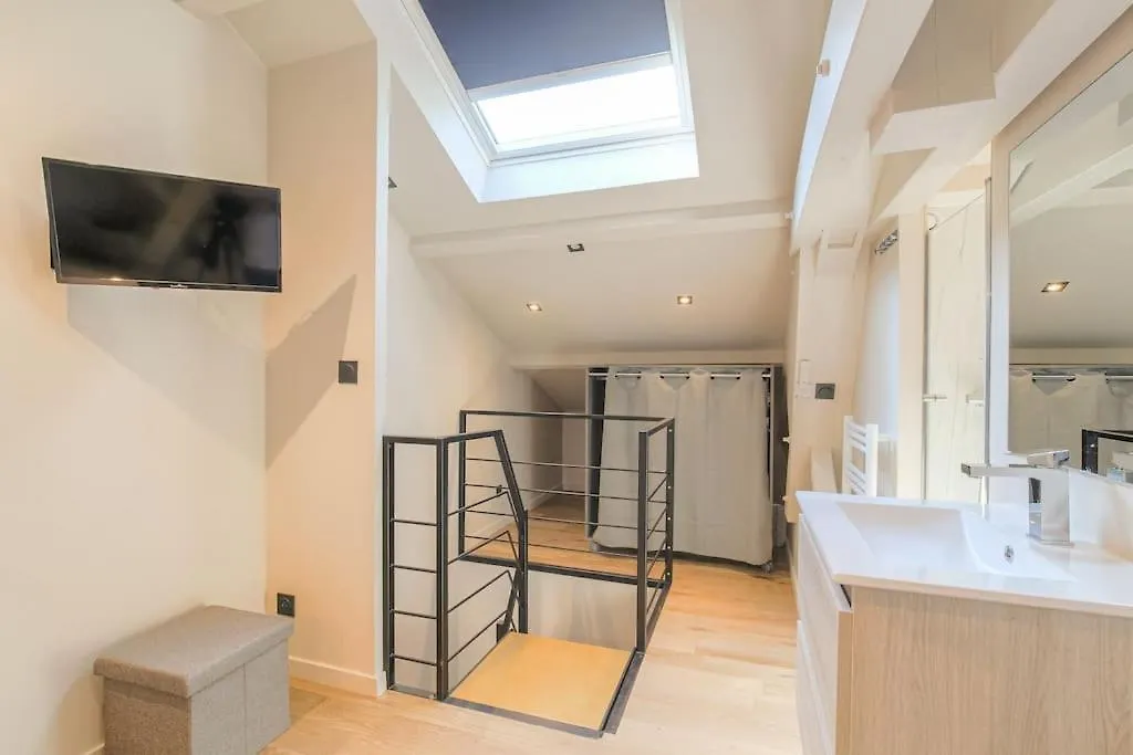 Studio Moderne Et Equipe En Duplex, Villeurbanne